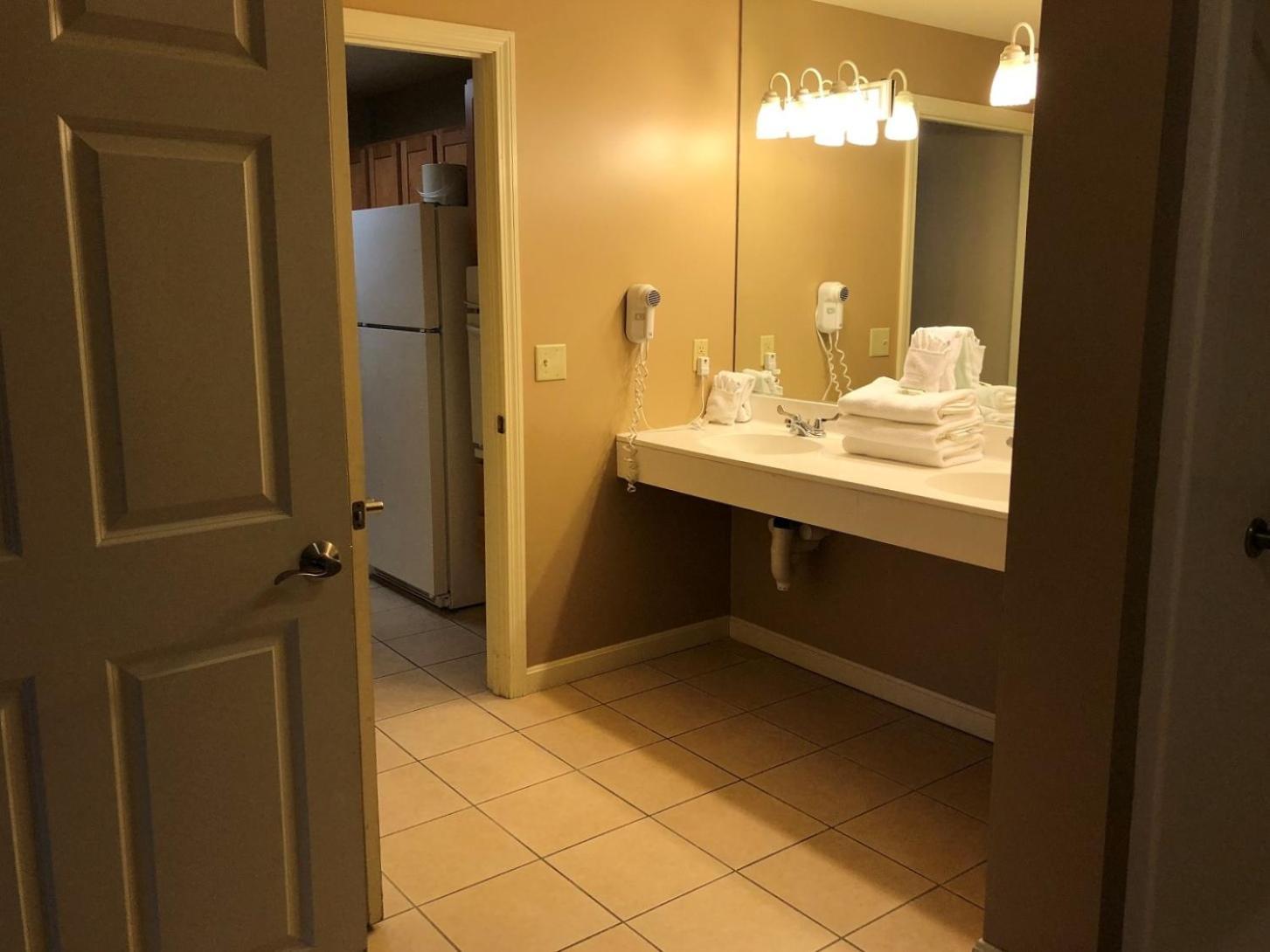 Vacation Village In The Berkshires Hancock Δωμάτιο φωτογραφία A bathroom at the Inn at the Opera