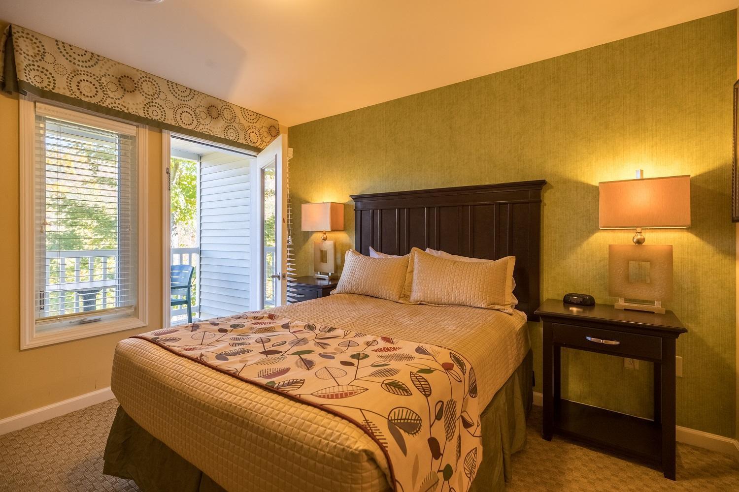 Vacation Village In The Berkshires Hancock Δωμάτιο φωτογραφία A bedroom at the Inn at the Opera