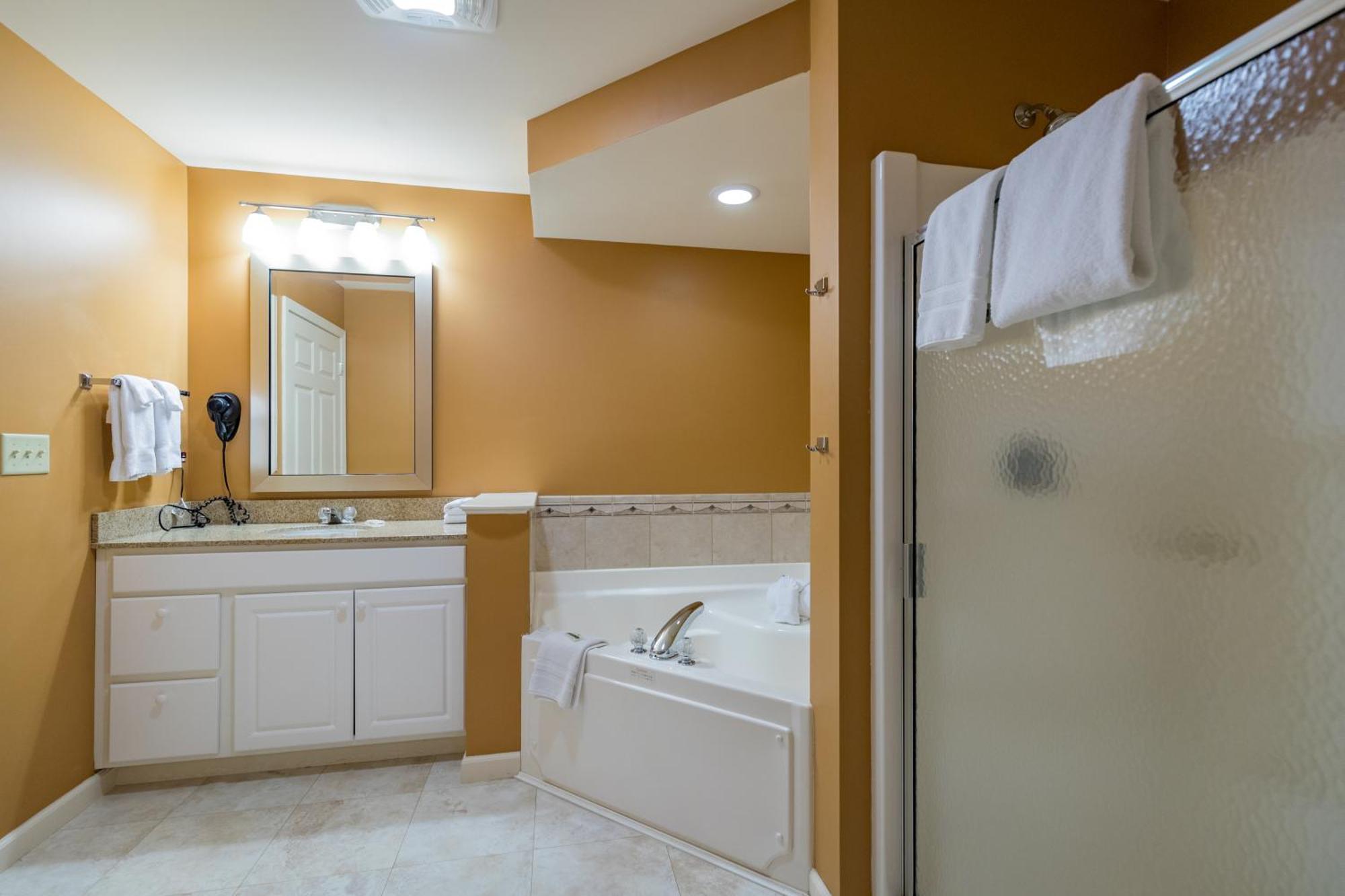 Vacation Village In The Berkshires Hancock Εξωτερικό φωτογραφία A bathroom in a typical hotel room
