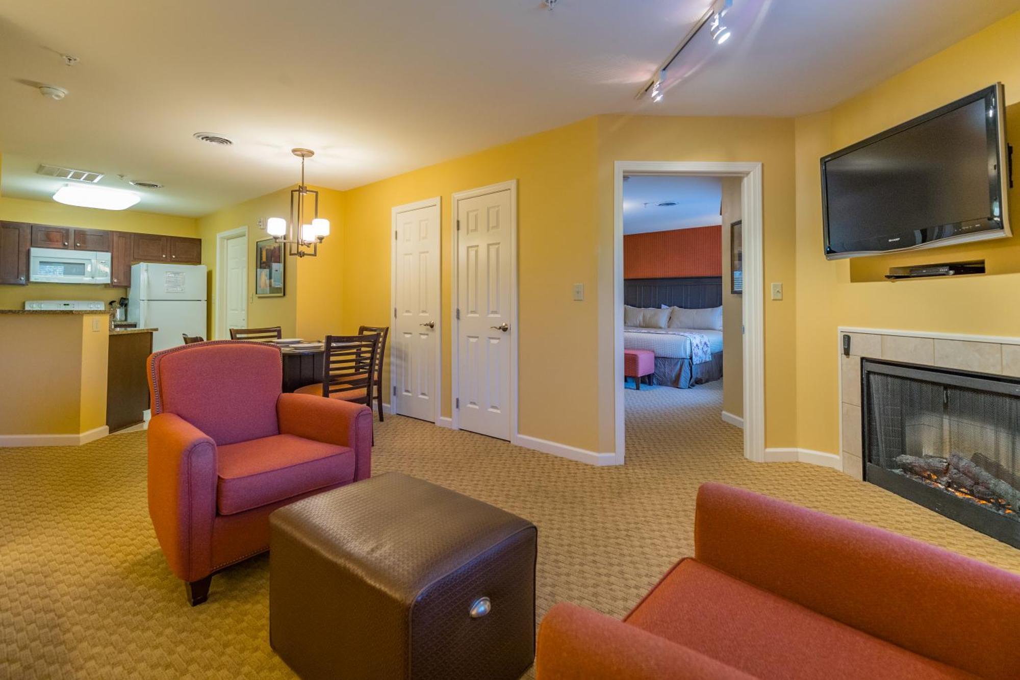 Vacation Village In The Berkshires Hancock Εξωτερικό φωτογραφία Living room of a typical two-bedroom suite