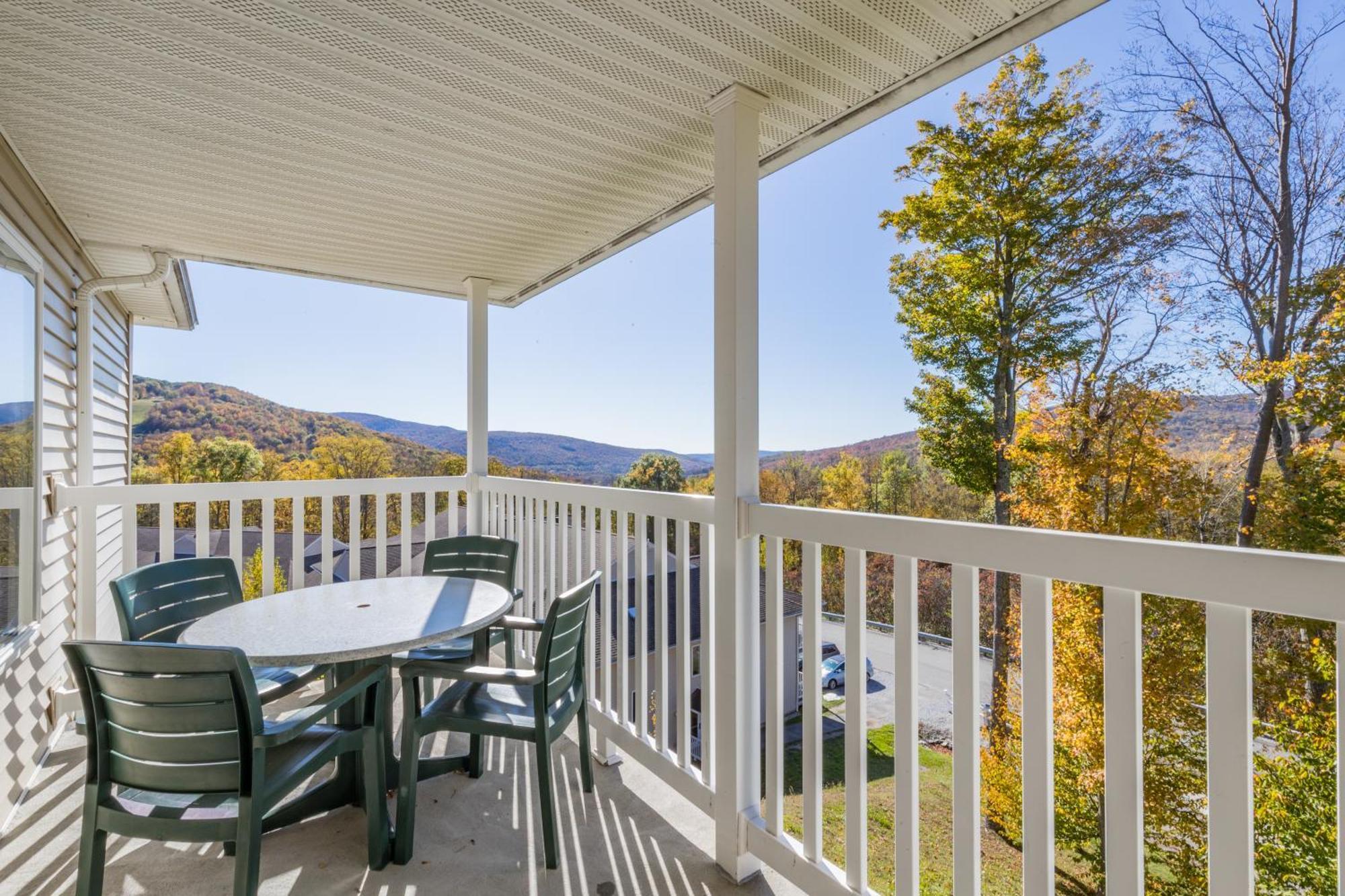 Vacation Village In The Berkshires Hancock Εξωτερικό φωτογραφία A balcony at the Riverview Apartments